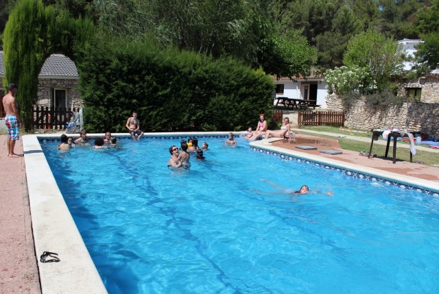 Disfrutando del sol en la piscina